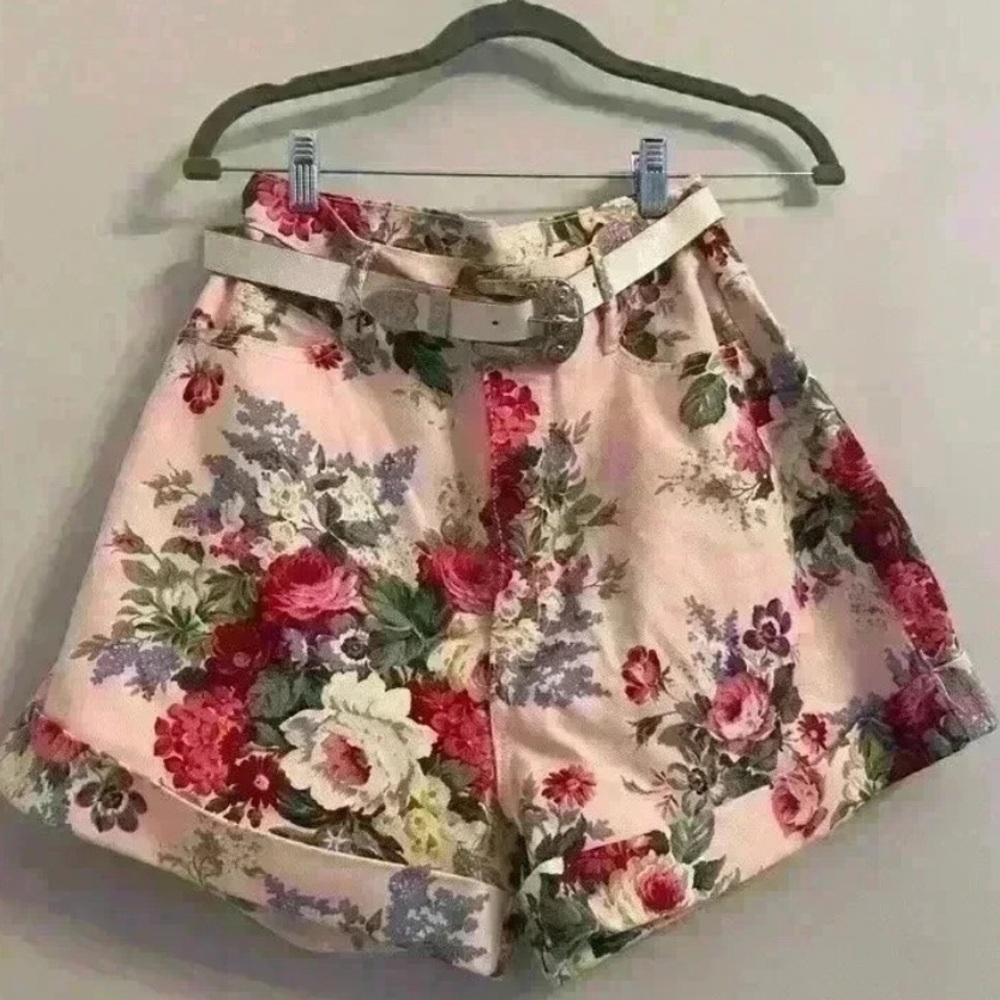 Paris Blues Vintage Floral Jean Shorts.
Size 11
